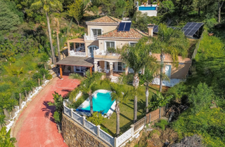 Xalet a Altos de Estepona. Villa independiente con vistas al mar en estepona