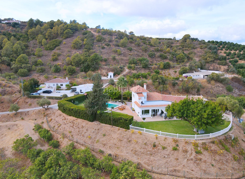 Foto 361a16c0-d1b2-42de-a3ad-e53da02b324e. Chalet with fireplace parking pool in Coín