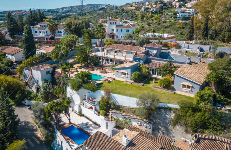 Foto 0ca0f42f-7e95-4c93-a22f-eb42d3783d39. Chalet avec cheminée parking piscine dans San Pedro de Alcántara Pueblo Marbella