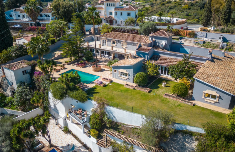 Foto 9b9a779f-6765-4268-aa19-9fa20037ee6a. Chalet avec cheminée parking piscine dans San Pedro de Alcántara Pueblo Marbella