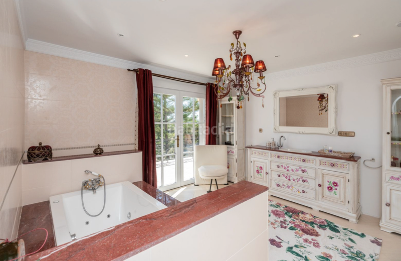 Foto cc9afbef-b329-444c-a9b0-2a5cca5b6de8. Chalet avec cheminée parking piscine dans San Pedro de Alcántara Pueblo Marbella