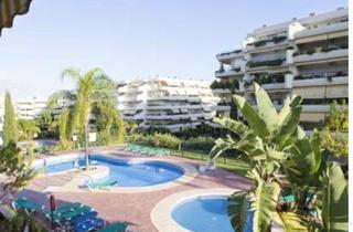 Apartamento en Urbanización guadalmina alta 765. Amplio apartamento de 2 dormitorios en guadalmina alta con pisci