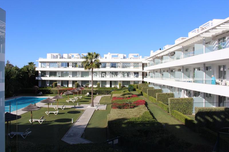 Foto 9767b7f1-572b-4f43-961c-90a6a1d0f689. Piccolo appartamento con piscina in Bel - Air Estepona