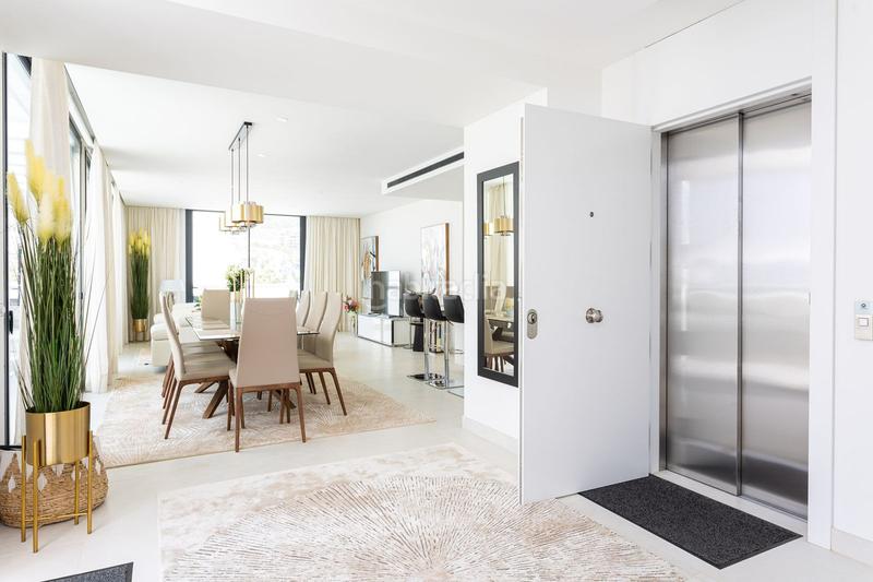 Foto b0f1c5c3-e719-4fc3-875c-8da7df809ee5. Ático  de lujo en venta, 3 habitaciones terraza y pisina privada en Fuengirola