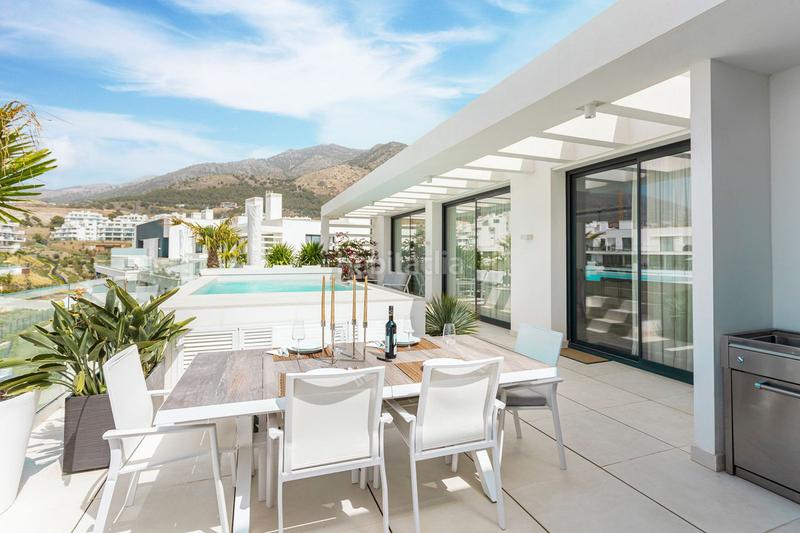 Foto f9b6c22a-75b2-4f53-abd2-b5f597e93a68. Ático  de lujo en venta, 3 habitaciones terraza y pisina privada en Fuengirola