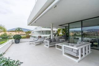 Apartamento en Calle del rubí 62. Cataleya: un oasis de lujo frente al mar en estepona
