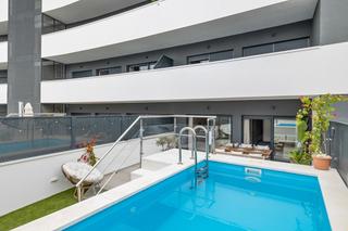 Apartament  N/a. Oasis exclusivo con piscina privada y terraza amplia en estepona