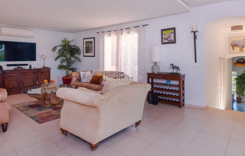 Foto 23c7d1fe-05fc-4635-af82-6ea99ba93bf3. Xalet amb xemeneia aparcament piscina a altos de Estepona Estepona