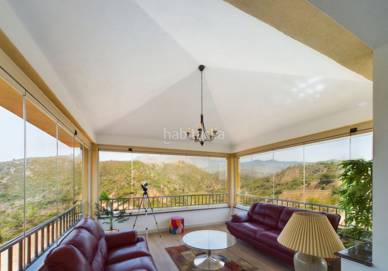 Foto 47242404-020b-412f-a15a-5b24f090a10e. Xalet amb xemeneia aparcament piscina a altos de Estepona Estepona