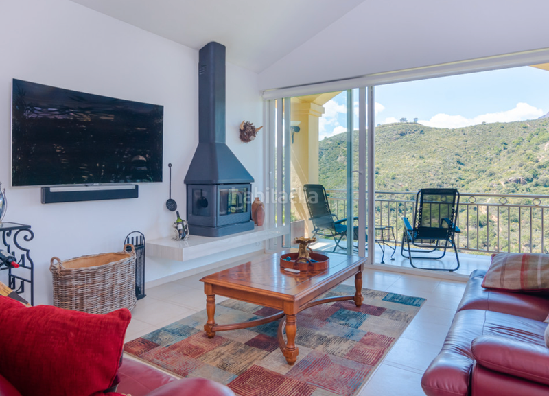 Foto 5e4e701e-6b8e-4be3-a82f-26e63d074056. Xalet amb xemeneia aparcament piscina a altos de Estepona Estepona