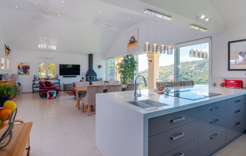 Foto 76ff956f-a4d6-437c-830e-59c248a1548d. Xalet amb xemeneia aparcament piscina a altos de Estepona Estepona