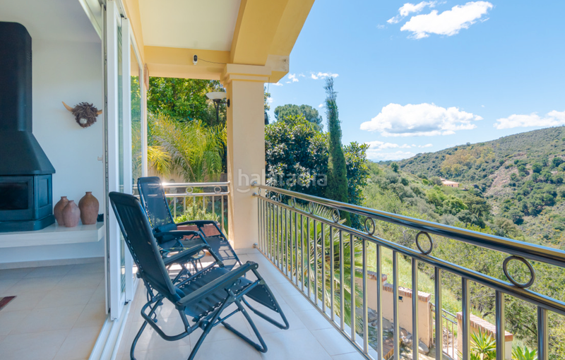 Foto 7f35b7ba-090c-41a7-805f-ed04d6baddc1. Xalet amb xemeneia aparcament piscina a altos de Estepona Estepona