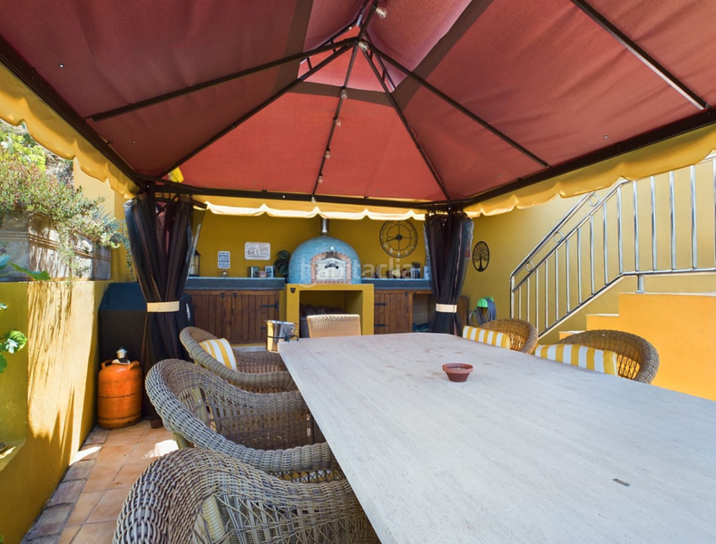 Foto 8db3842a-cd60-4a1a-9d0a-ce2edd79c0e6. Xalet amb xemeneia aparcament piscina a altos de Estepona Estepona