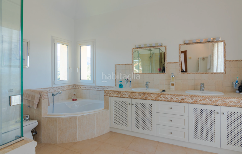 Foto 9724cf2c-34eb-4670-a71d-cdc9ee2e1380. Xalet amb xemeneia aparcament piscina a altos de Estepona Estepona