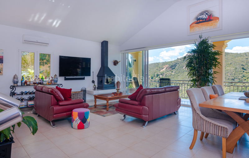 Foto a3ed18f2-486c-4569-a13e-2d111a2f2af1. Xalet amb xemeneia aparcament piscina a altos de Estepona Estepona