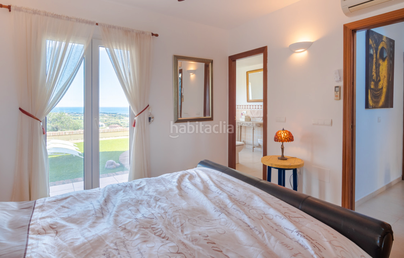 Foto a4562654-cab4-47a4-a605-ab5757941156. Xalet amb xemeneia aparcament piscina a altos de Estepona Estepona