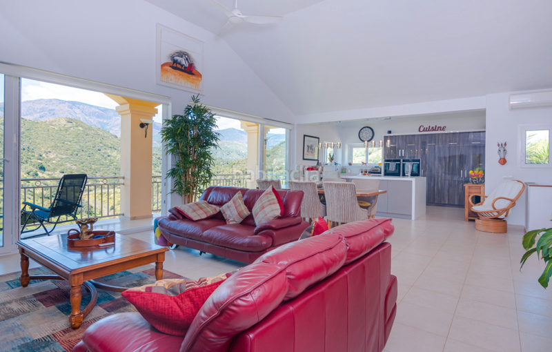 Foto da3397ce-a4e0-4ac8-90f6-e6ee93ad4d2e. Xalet amb xemeneia aparcament piscina a altos de Estepona Estepona