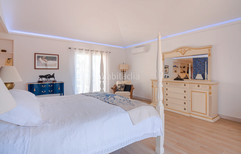 Foto e1e720c6-fe31-4d2d-aa02-92d9e7716248. Xalet amb xemeneia aparcament piscina a altos de Estepona Estepona