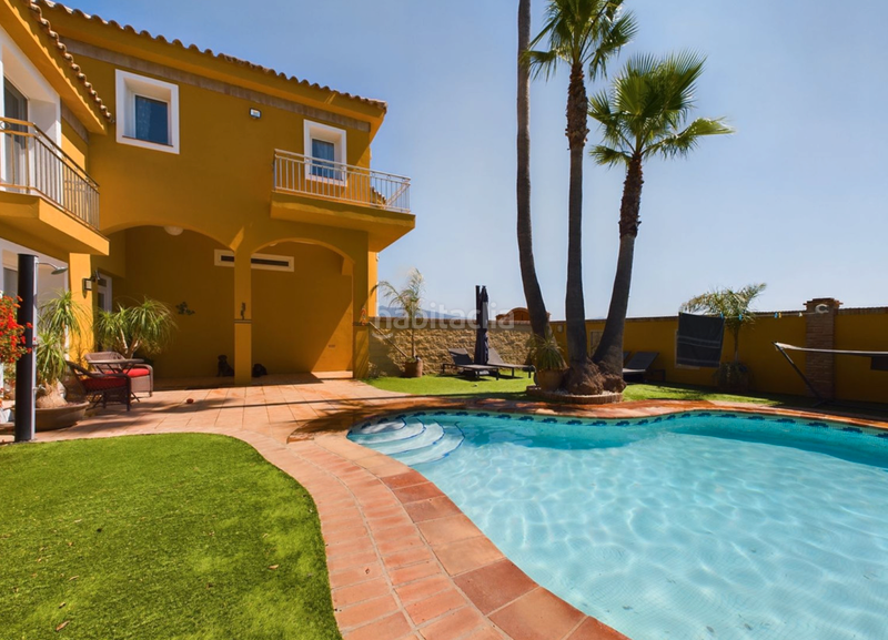 Foto e2c2bfb9-bc76-47d2-b09c-bd036f5ad55e. Xalet amb xemeneia aparcament piscina a altos de Estepona Estepona