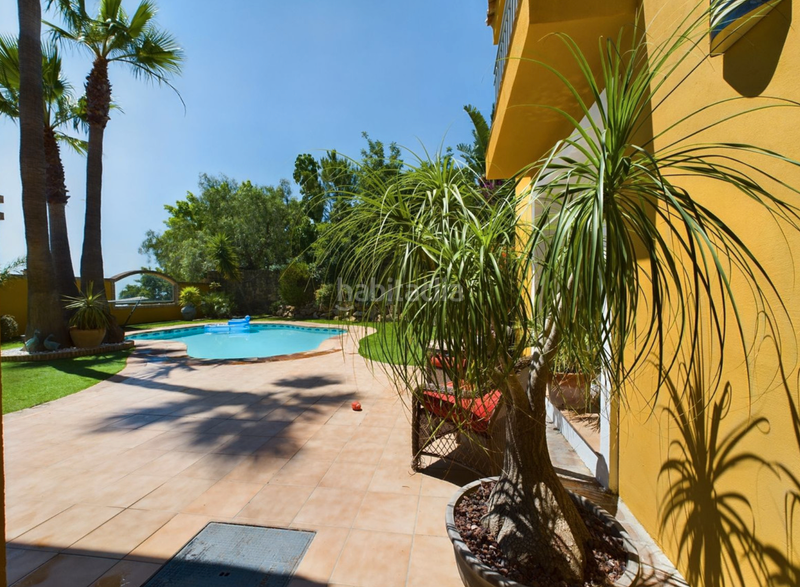 Foto f1c21b0d-1a4f-43ac-bfda-d0b2eb40dc3f. Xalet amb xemeneia aparcament piscina a altos de Estepona Estepona