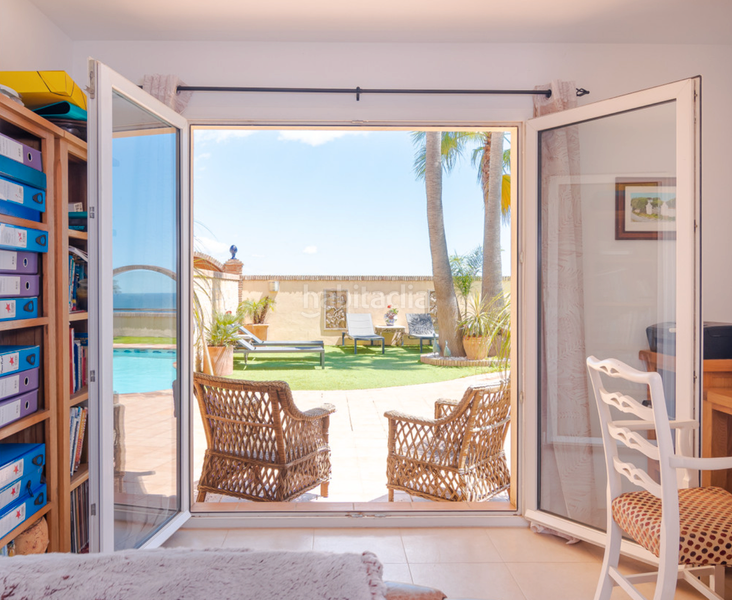 Foto f5046e9b-2b4d-47d9-b3fb-310c27316e93. Xalet amb xemeneia aparcament piscina a altos de Estepona Estepona