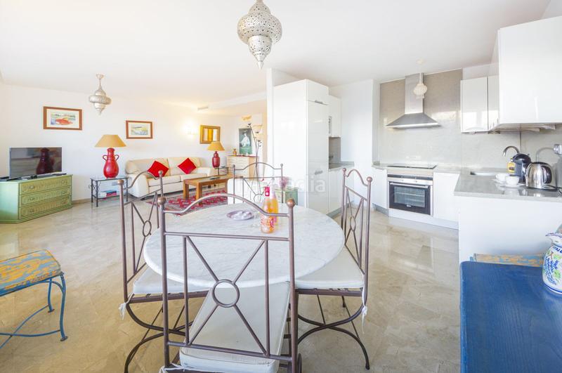 Foto f50e0bfc-8387-471b-a39e-ebd20397dd5a. Apartamento en urbanizacion almendro 5c oasis de bienestar con vistas panorámicas en los almendros: ¡su refugio ideal en la costa del sol! en Benahavís