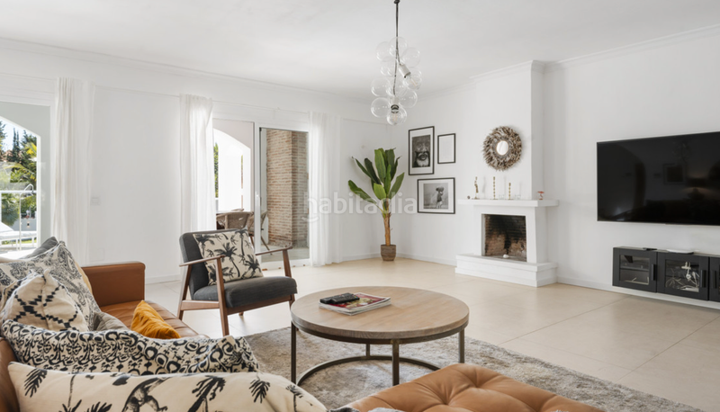 Foto f8bdd79b-c4bf-481a-ba1c-f16ba5461f3b. Chalet mit kamin parking pool in Nueva Andalucía centro Marbella