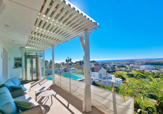 Chalet en Nueva Andalucía centro. Increibles vistas. villa contemporánea en venta en nueva andaluc
