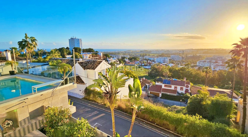 Foto 08d1a419-3ed5-4131-a97a-9cc48f3cc2e0. Chalet con camino parcheggio piscina in Nueva Andalucía centro Marbella