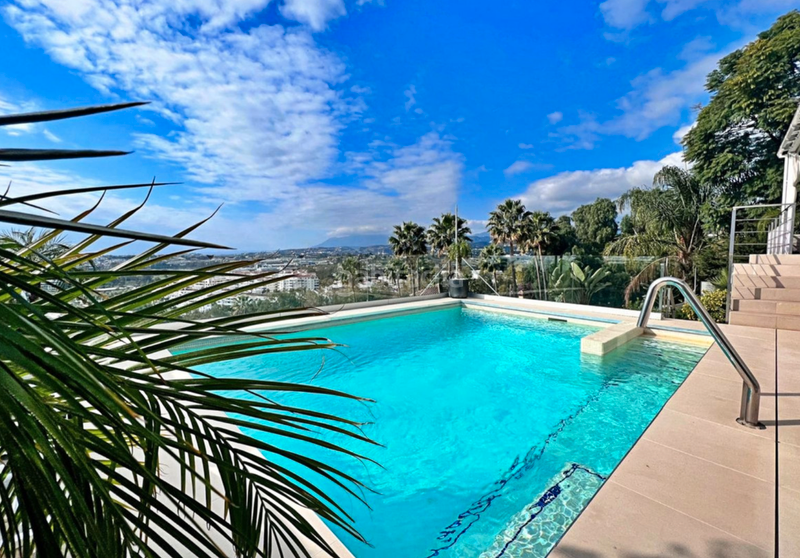 Foto 16f52e4d-f49f-462d-806c-c2d55e3fdc1a. Chalet con camino parcheggio piscina in Nueva Andalucía centro Marbella