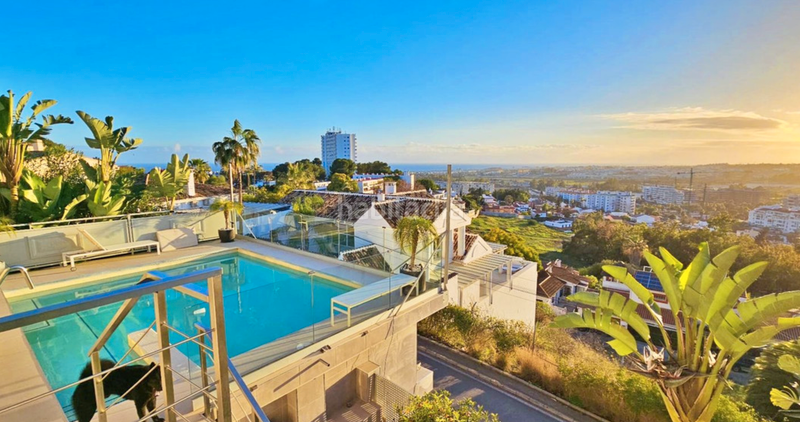 Foto 3060a93e-1816-452d-94cc-ff9700dce91a. Chalet con camino parcheggio piscina in Nueva Andalucía centro Marbella