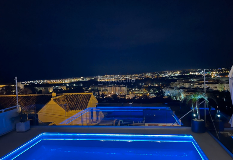 Foto bf22f13a-9a77-4a11-b11f-fb0b81421795. Chalet con camino parcheggio piscina in Nueva Andalucía centro Marbella