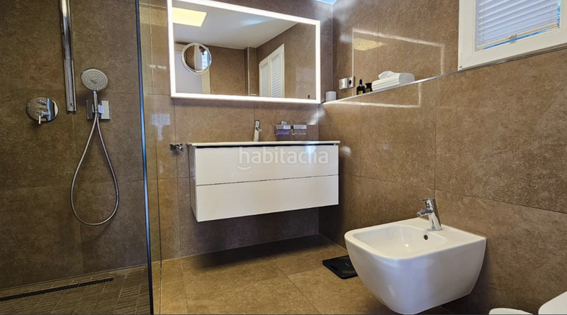 Foto cf551a27-a605-4763-b8ee-fa5fe532a820. Chalet con camino parcheggio piscina in Nueva Andalucía centro Marbella