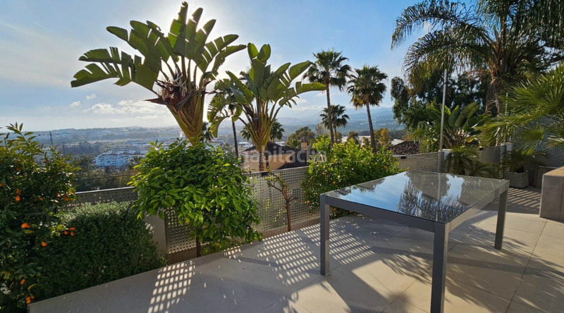 Foto da5b14e5-3803-4db6-8fc3-df369462f842. Chalet con camino parcheggio piscina in Nueva Andalucía centro Marbella