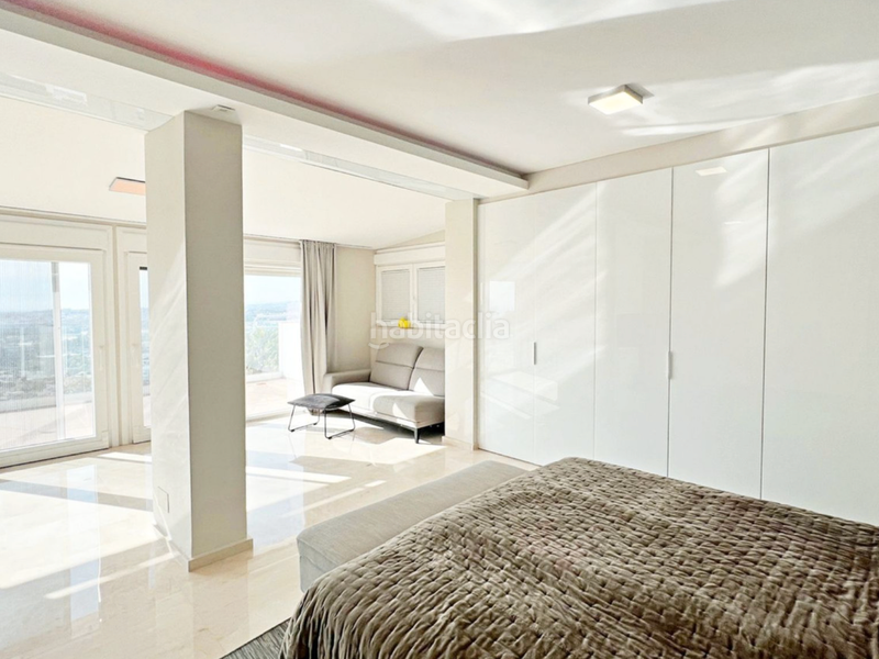 Foto e46a9db6-d438-4671-be11-561c9d880376. Chalet con camino parcheggio piscina in Nueva Andalucía centro Marbella