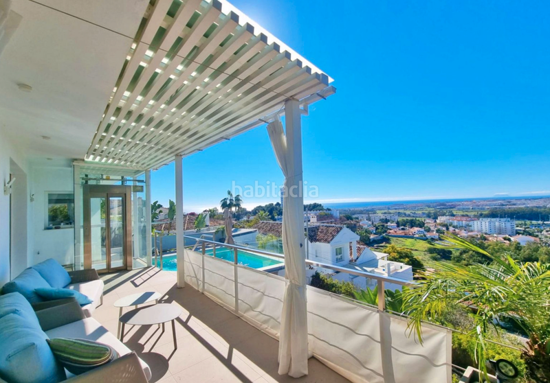 Foto e90dc8e8-3f0b-49c5-9aa3-4b5127965859. Chalet con camino parcheggio piscina in Nueva Andalucía centro Marbella