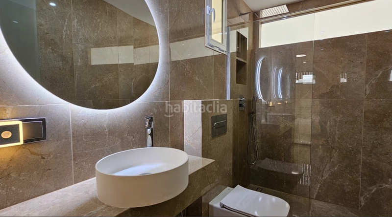 Foto e96db1b0-5b81-482d-94e1-ef3438672aab. Chalet con camino parcheggio piscina in Nueva Andalucía centro Marbella