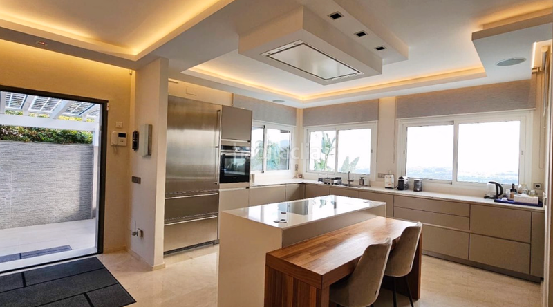 Foto f4b8287a-29ad-4f69-b2ff-8f05d0e75ba0. Chalet con camino parcheggio piscina in Nueva Andalucía centro Marbella