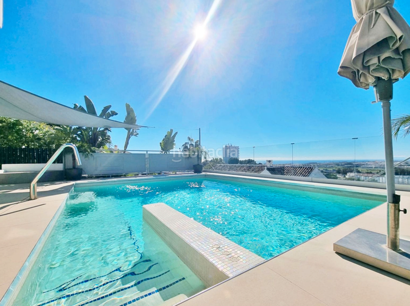 Foto f4deab98-31a8-4d3f-bbab-bbd1416cc307. Chalet con camino parcheggio piscina in Nueva Andalucía centro Marbella