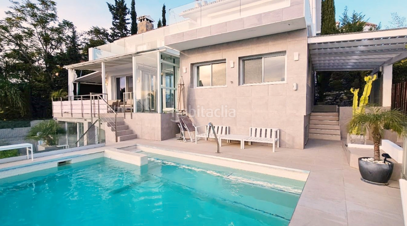 Foto fecf83e2-de41-4548-9de5-89a21943c34f. Chalet con camino parcheggio piscina in Nueva Andalucía centro Marbella