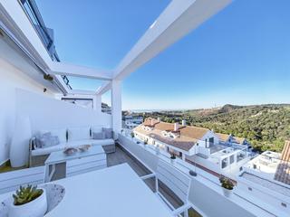 Àtic a Los Flamingos. Ático dúplex en selwo, estepona: un oasis de confort y vistas es