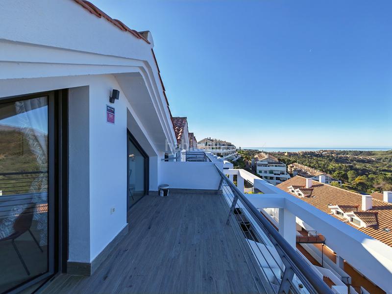 Foto 77f3d4a2-71b0-4699-866f-4c747b9549b7. Àtic amb piscina a Los Flamingos Benahavís