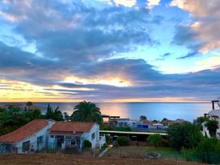 Terreno residencial  Calle del reposo. Su oasis costero perfecto: parcela con vistas al mar y licencia