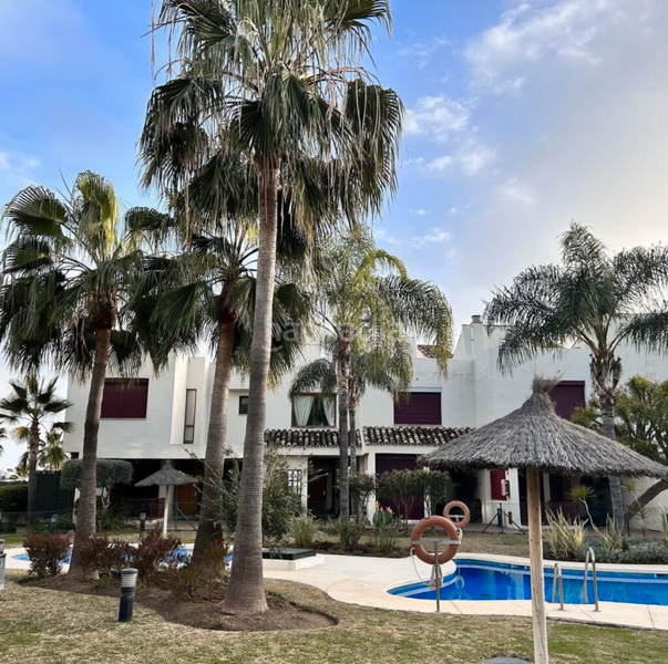Foto 180d2313-8d2b-4a5b-93c3-0f0025480b11. Affitto casa bifamiliare con parcheggio piscina in Estepona