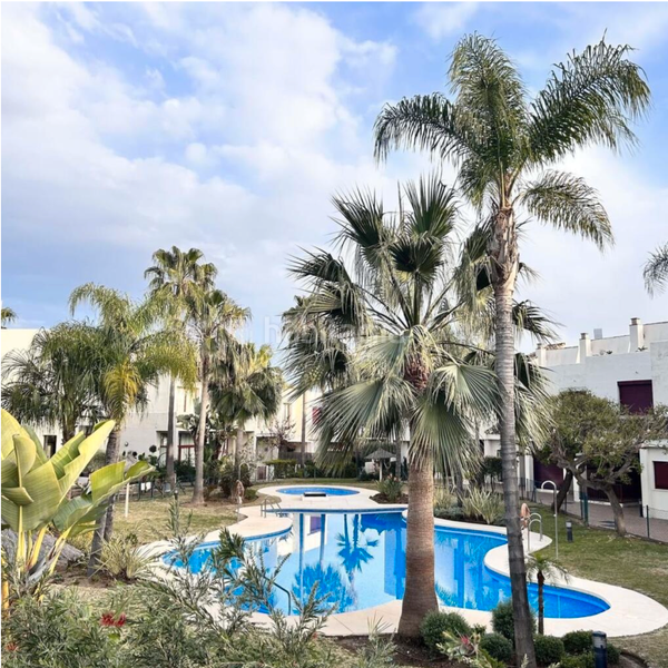 Foto 527992fb-db7a-4bca-b74d-6a289d720fbb. Rent towny house with parking pool in Villacana - Costalita - Saladillo Estepona