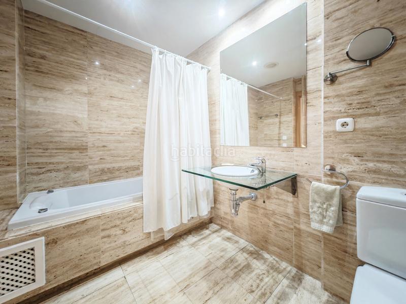 Foto 30306912-598c-4aa7-a06e-6682012c2a3d. Apartamento  de 2 dormitorios con piscina comunitaria, garaje y vistas al mar en Estepona