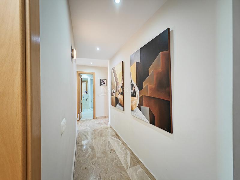 Foto 33455622-0565-414c-b61a-dbbf86573b65. Apartamento  de 2 dormitorios con piscina comunitaria, garaje y vistas al mar en Estepona