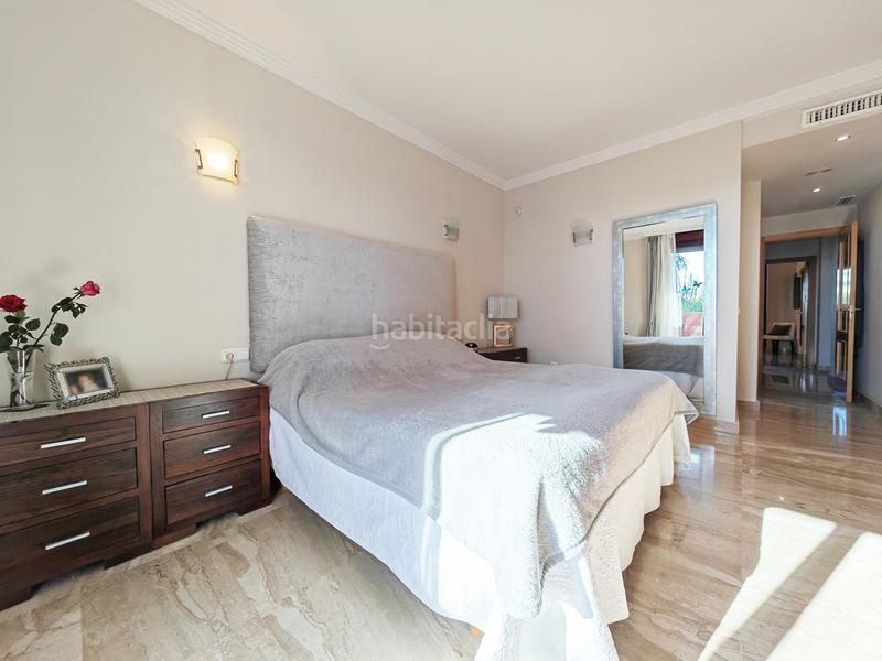 Foto 4910fe46-e10e-4abc-9f7e-a27ce25e8462. Apartamento  de 2 dormitorios con piscina comunitaria, garaje y vistas al mar en Estepona