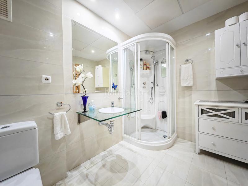 Foto 5820acb7-2e89-44c6-8420-2e6c4b7ed65e. Apartamento  de 2 dormitorios con piscina comunitaria, garaje y vistas al mar en Estepona