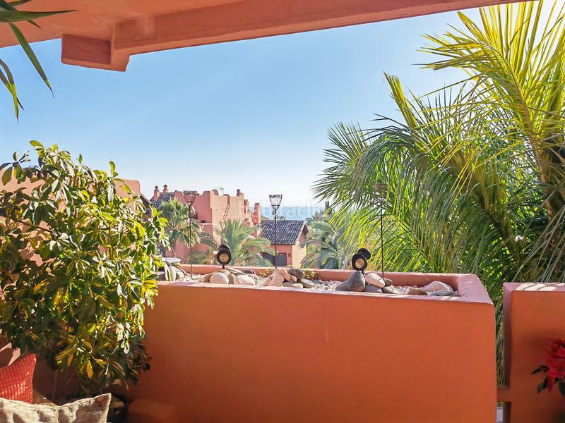 Foto 85dfe349-2297-4b1e-a02d-b784a5efc9c0. Apartamento  de 2 dormitorios con piscina comunitaria, garaje y vistas al mar en Estepona